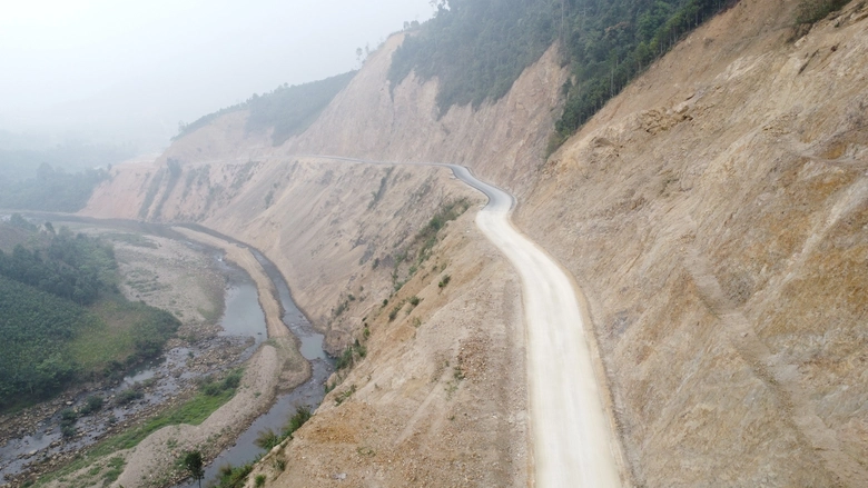 Nh&agrave; thầu kh&ocirc;ng cắm cọc, căng d&acirc;y tại đường nối cao tốc Nội B&agrave;i - L&agrave;o Cai- Ảnh 6.