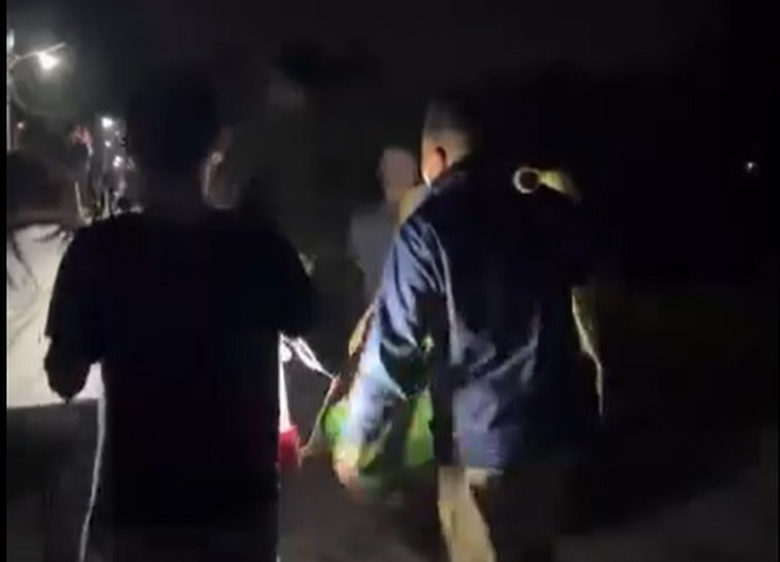 Người đ&agrave;n &ocirc;ng để lại xe m&aacute;y, giấy cầm đồ rồi nhảy cầu tự tử- Ảnh 2.