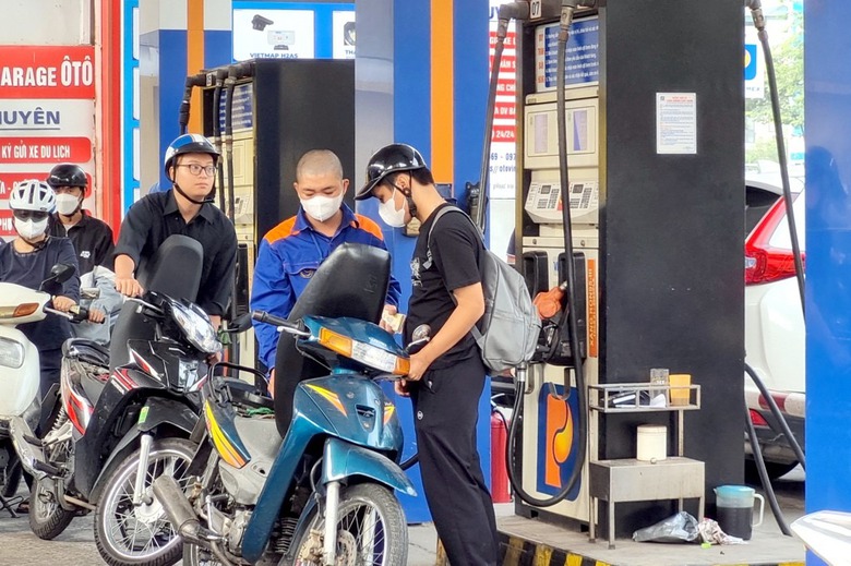 Doanh nghiệp xăng dầu sẽ được tự quyết định gi&aacute; b&aacute;n lẻ?- Ảnh 1.