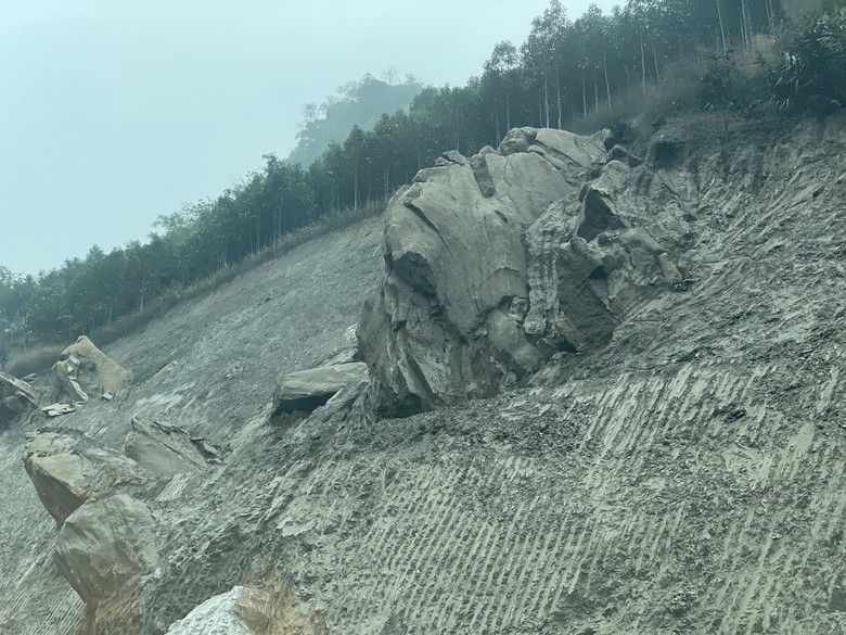 Nh&agrave; thầu kh&ocirc;ng cắm cọc, căng d&acirc;y tại đường nối cao tốc Nội B&agrave;i - L&agrave;o Cai- Ảnh 7.