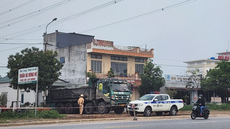 Th&aacute;i B&igrave;nh: Liều lĩnh chở qu&aacute; tải, t&agrave;i xế v&agrave; chủ xe nhận phạt h&agrave;ng trăm triệu đồng- Ảnh 1.