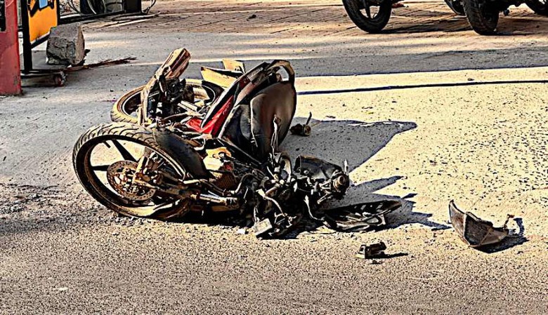 Phần đầu chiếc xe m&aacute;y của anh N.T.H. bị g&atilde;y n&aacute;t sau va chạm - Ảnh: Trần Tuấn.