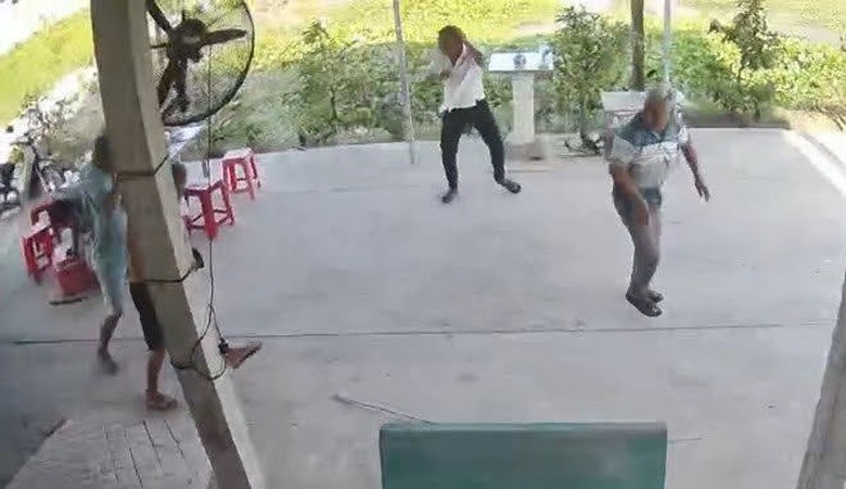 Đang ngồi nhậu, 4 người đ&agrave;n &ocirc;ng ở Long An bị ong đốt nhập viện- Ảnh 1.