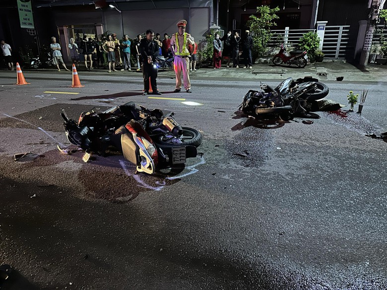 Một người tử vong, một người nguy kịch sau va chạm xe m&aacute;y trong đ&ecirc;m- Ảnh 1.