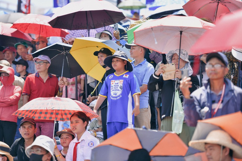 Người d&acirc;n B&igrave;nh Định th&iacute;ch th&uacute; những m&agrave;n biểu diễn đặc biệt ng&agrave;y cuối tuần- Ảnh 3.