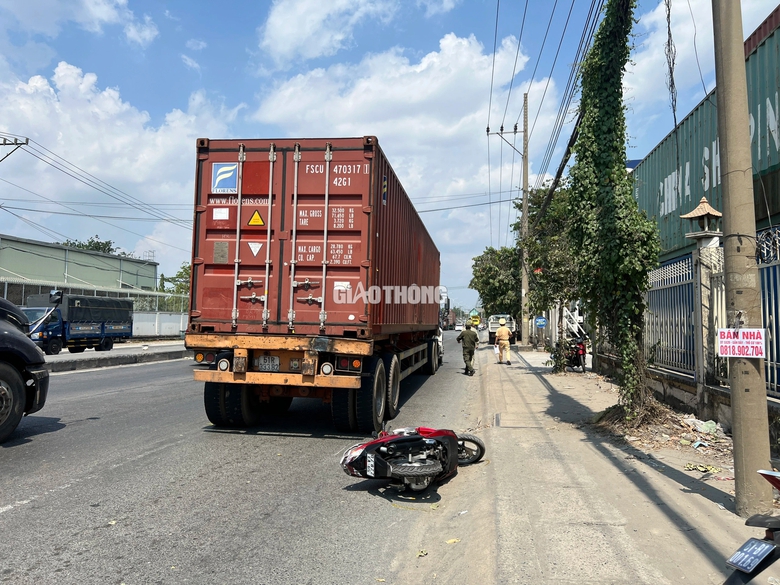 Xe container chạy v&agrave;o l&agrave;n xe m&aacute;y, c&aacute;n tử vong người đ&agrave;n &ocirc;ng chạy c&ugrave;ng chiều- Ảnh 1.