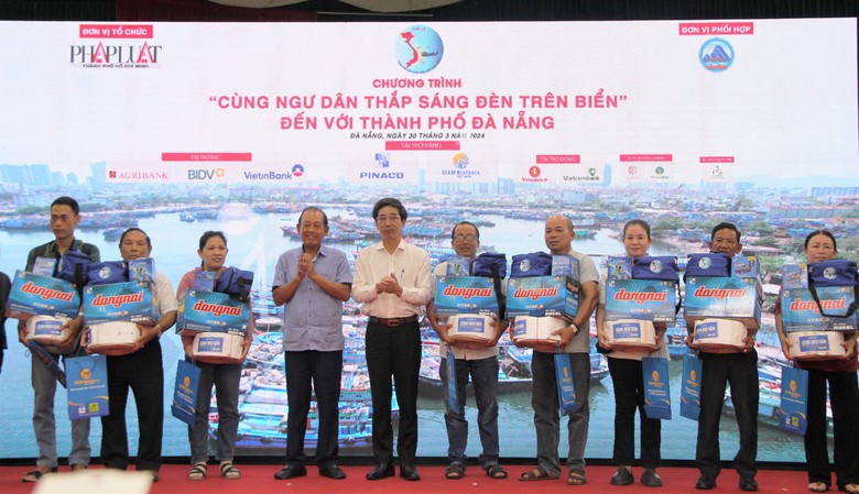 Tiếp sức ngư d&acirc;n vươn khơi b&aacute;m biển- Ảnh 1.