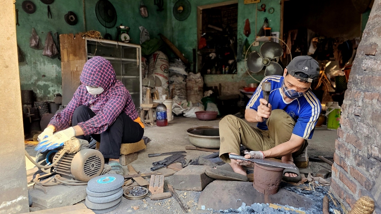 Những phụ nữ giữ lửa nghề ở làng “đệ nhất dao kéo”- Ảnh 3. Những phụ nữ giữ lửa nghề ở làng “đệ nhất dao kéo”- Ảnh 3.