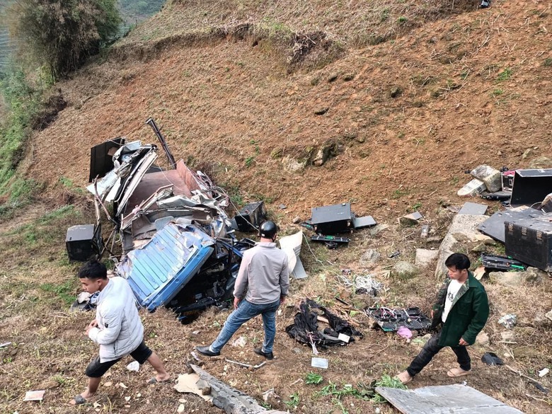 Xe tải đ&acirc;m xuống ta luy &acirc;m, 4 người bị thương tr&ecirc;n QL4D ở L&agrave;o Cai- Ảnh 1.