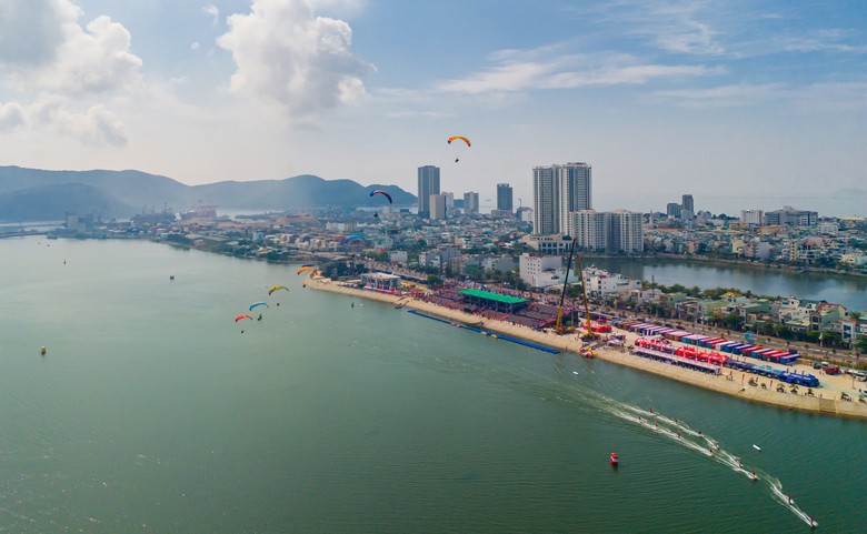 Người d&acirc;n B&igrave;nh Định th&iacute;ch th&uacute; những m&agrave;n biểu diễn đặc biệt ng&agrave;y cuối tuần- Ảnh 1.