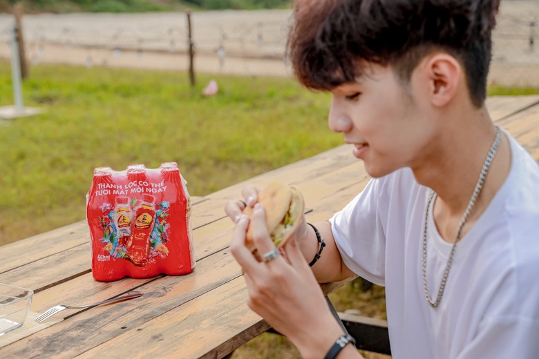 Được chiết xuất từ 9 loại thảo mộc, Tr&agrave; Thanh Nhiệt Dr Thanh l&agrave; thức uống y&ecirc;u th&iacute;ch của người trẻ để thanh lọc cho cơ thể tươi m&aacute;t mỗi ng&agrave;y.