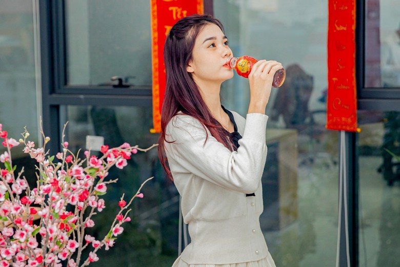 Tiện lợi v&agrave; khả năng thanh lọc cơ thể để nhanh ch&oacute;ng gi&uacute;p bản th&acirc;n tươi m&aacute;t hơn mỗi ng&agrave;y l&agrave; l&yacute; do nhiều người trẻ y&ecirc;u th&iacute;ch v&agrave; lựa chọn Tr&agrave; Thanh Nhiệt Dr Thanh l&agrave;m đồ uống mỗi ng&agrave;y.