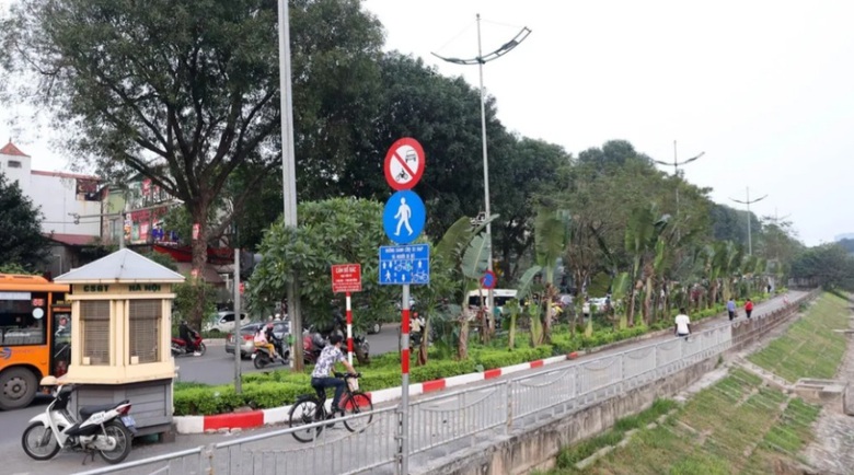 Lắp đặt lại r&agrave;o chắn tr&ecirc;n đường d&agrave;nh ri&ecirc;ng cho xe đạp ven s&ocirc;ng T&ocirc; Lịch- Ảnh 1.