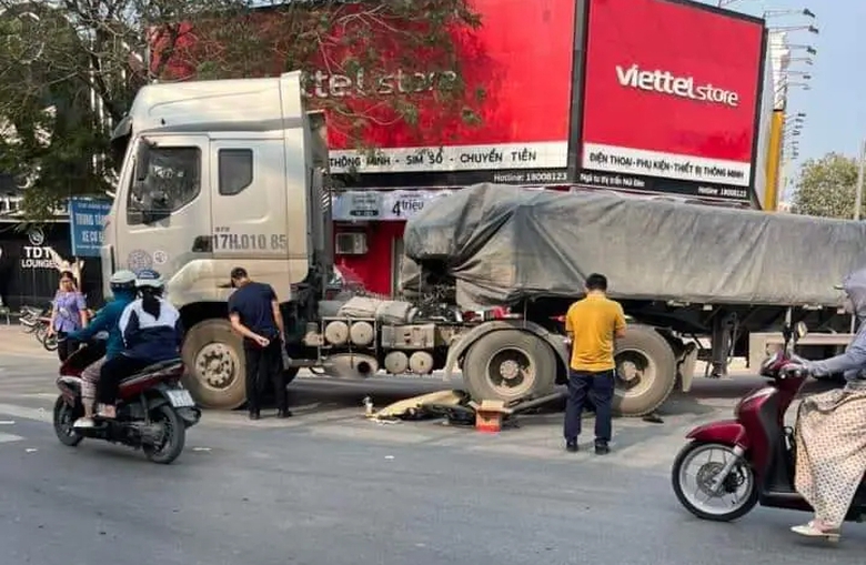 Đi v&agrave;o điểm m&ugrave;, cụ &ocirc;ng bị xe đầu k&eacute;o c&aacute;n tử vong- Ảnh 1.