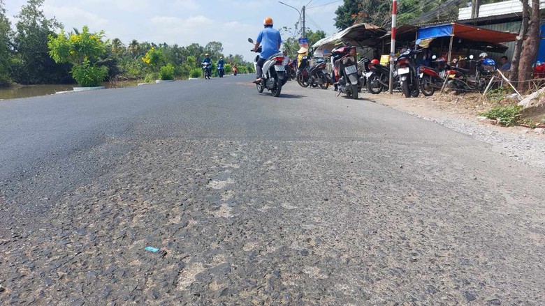 Xe ba g&aacute;c lao v&agrave;o trạm chờ xe bu&yacute;t ở S&oacute;c Trăng, t&agrave;i xế nguy kịch- Ảnh 2.