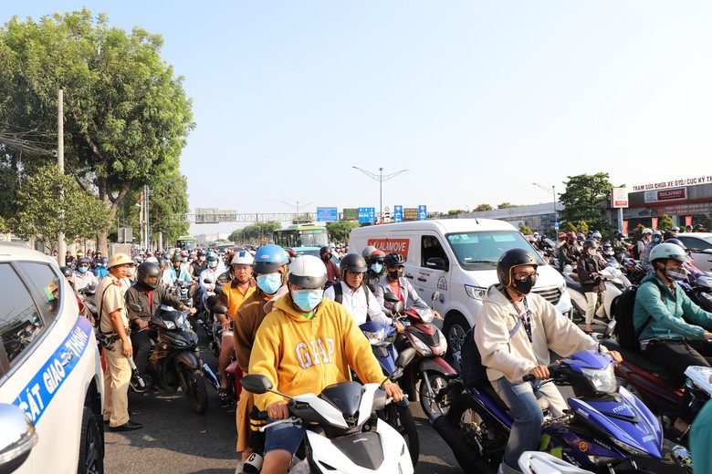 TP.HCM: &Ocirc; t&ocirc; đ&acirc;m v&agrave;o 2 xe m&aacute;y, cửa ng&otilde; T&acirc;y Bắc &ugrave;n tắc nghi&ecirc;m trọng- Ảnh 4.