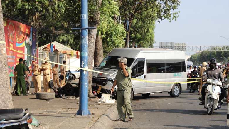 TP.HCM: &Ocirc; t&ocirc; đ&acirc;m v&agrave;o 2 xe m&aacute;y, cửa ng&otilde; T&acirc;y Bắc &ugrave;n tắc nghi&ecirc;m trọng- Ảnh 6.