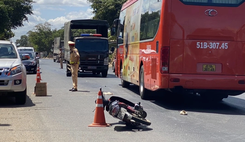 Xe khách gây tai nạn khiến hai học sinh tử vong ở Đắk Lắk có còn hạn kiểm định?- Ảnh 1. Xe khách gây tai nạn khiến hai học sinh tử vong ở Đắk Lắk có còn hạn kiểm định?- Ảnh 1.