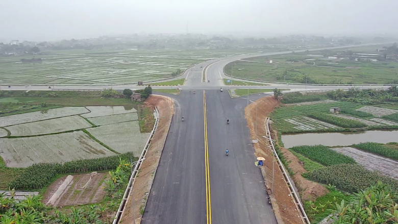 Đề xuất lắp cụm đ&egrave;n t&iacute;n hiệu giao th&ocirc;ng tại ng&atilde; tư 