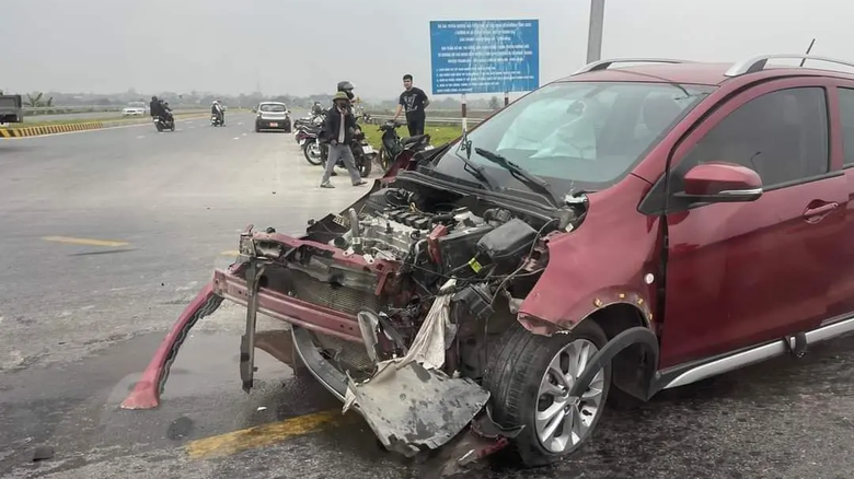 Đề xuất lắp cụm đ&egrave;n t&iacute;n hiệu giao th&ocirc;ng tại ng&atilde; tư 