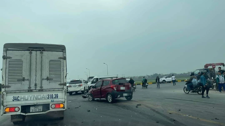 Đề xuất lắp cụm đ&egrave;n t&iacute;n hiệu giao th&ocirc;ng tại ng&atilde; tư 