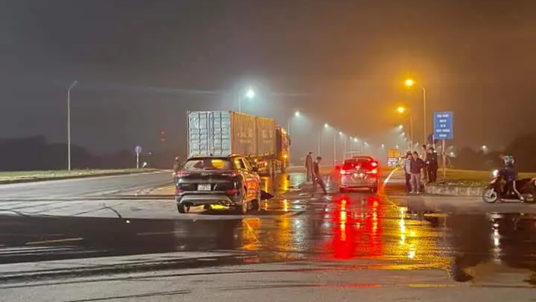 Đề xuất lắp cụm đ&egrave;n t&iacute;n hiệu giao th&ocirc;ng tại ng&atilde; tư 