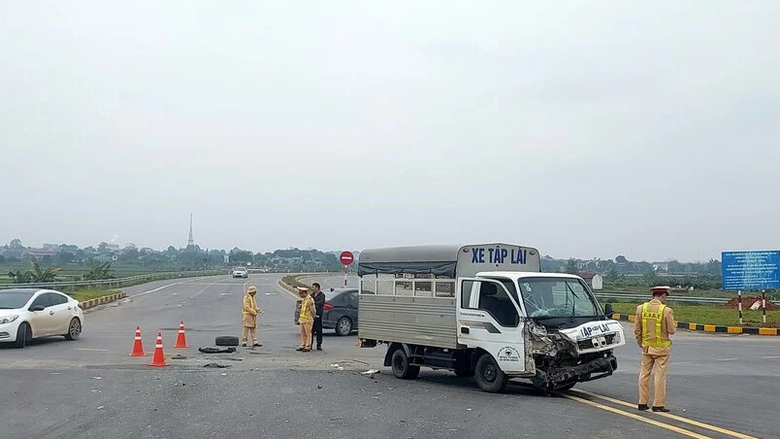 Đề xuất lắp cụm đ&egrave;n t&iacute;n hiệu giao th&ocirc;ng tại ng&atilde; tư 