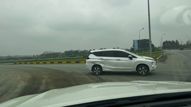 Đề xuất lắp cụm đ&egrave;n t&iacute;n hiệu giao th&ocirc;ng tại ng&atilde; tư 