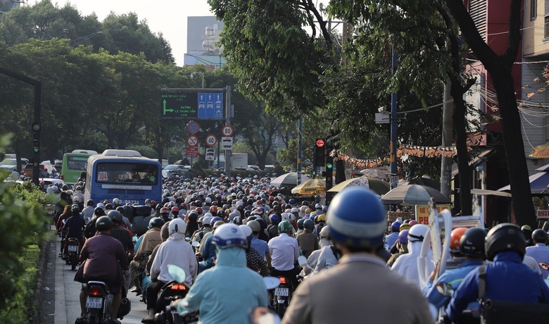 TP.HCM: &Ocirc; t&ocirc; đ&acirc;m v&agrave;o 2 xe m&aacute;y, cửa ng&otilde; T&acirc;y Bắc &ugrave;n tắc nghi&ecirc;m trọng- Ảnh 5.