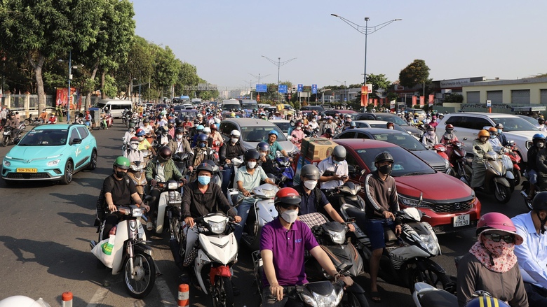 TP.HCM: &Ocirc; t&ocirc; đ&acirc;m v&agrave;o 2 xe m&aacute;y, cửa ng&otilde; T&acirc;y Bắc &ugrave;n tắc nghi&ecirc;m trọng- Ảnh 3.