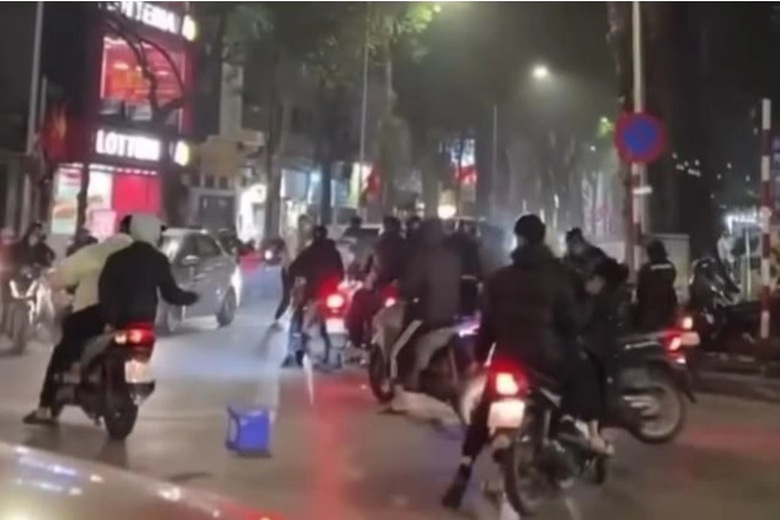 H&agrave; Nội: Điều tra nh&oacute;m thanh ni&ecirc;n d&ugrave;ng xẻng đ&aacute;nh nhau kinh ho&agrave;ng ở phố L&ograve; Đ&uacute;c- Ảnh 1.