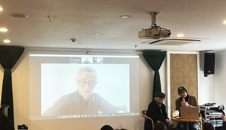 Đạo diễn Phi Tiến Sơn đang đi du lịch với con trai tại Mỹ, nhưng ông vẫn dành thời gian trò chuyện trực tuyến cùng với đạo diễn Đặng Nhật Minh. Đạo diễn Phi Tiến Sơn đang đi du lịch với con trai tại Mỹ, nhưng ông vẫn dành thời gian trò chuyện trực tuyến cùng với đạo diễn Đặng Nhật Minh.