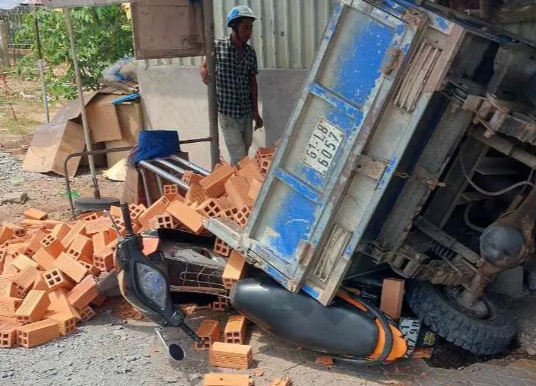 Xe ba g&aacute;c lao v&agrave;o trạm chờ xe bu&yacute;t ở S&oacute;c Trăng, t&agrave;i xế nguy kịch- Ảnh 1.