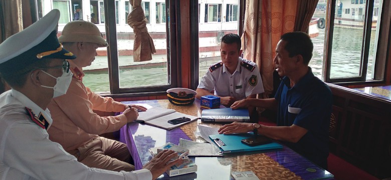 Bất an phương tiện đeo b&aacute;m b&aacute;n h&agrave;ng rong tr&ecirc;n vịnh Hạ Long- Ảnh 3.