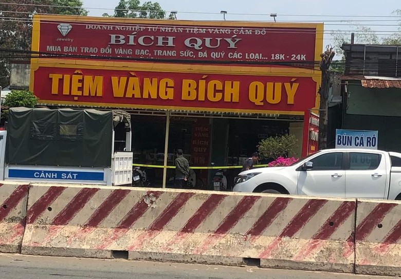 K&ecirc;u gọi to&agrave;n d&acirc;n tố gi&aacute;c tội phạm vụ cướp tiệm v&agrave;ng ở B&igrave;nh Dương- Ảnh 3.