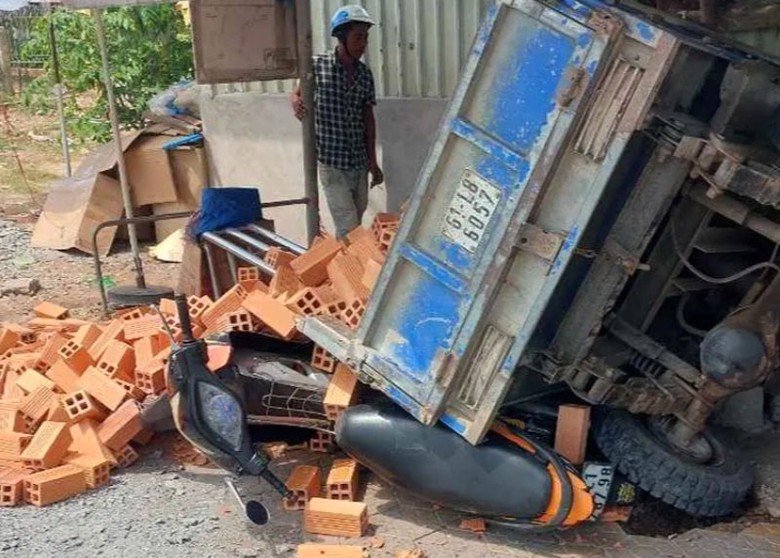 Số gạch trên xe đổ tràn ra ngoài. Số gạch trên xe đổ tràn ra ngoài.