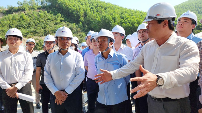 Bộ trưởng GTVT: Nỗ lực hơn nữa để hoàn thành cao tốc Quảng Ngãi - Hoài Nhơn trước 8 tháng- Ảnh 4. Bộ trưởng GTVT: Nỗ lực hơn nữa để hoàn thành cao tốc Quảng Ngãi - Hoài Nhơn trước 8 tháng- Ảnh 4.