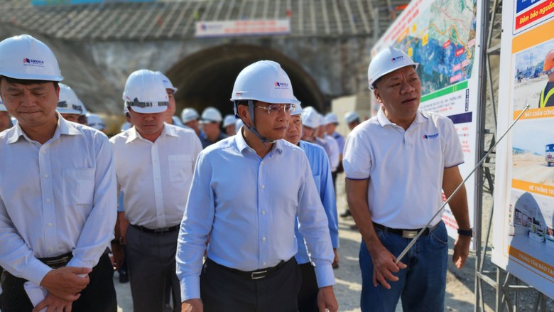 Bộ trưởng GTVT: Nỗ lực hơn nữa để hoàn thành cao tốc Quảng Ngãi - Hoài Nhơn trước 8 tháng- Ảnh 15. Bộ trưởng GTVT: Nỗ lực hơn nữa để hoàn thành cao tốc Quảng Ngãi - Hoài Nhơn trước 8 tháng- Ảnh 15.