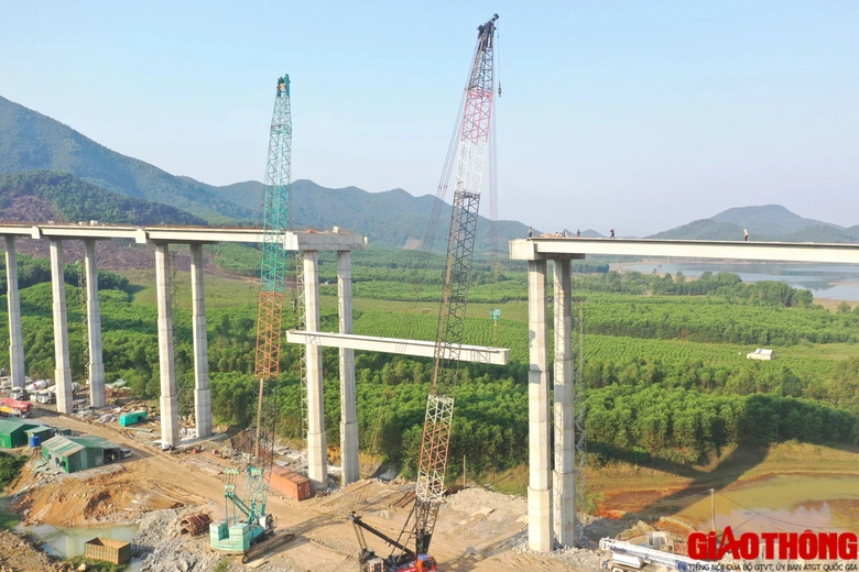 Hợp long cầu cạn c&oacute; trụ cao nhất cao tốc Diễn Ch&acirc;u - B&atilde;i Vọt- Ảnh 1.