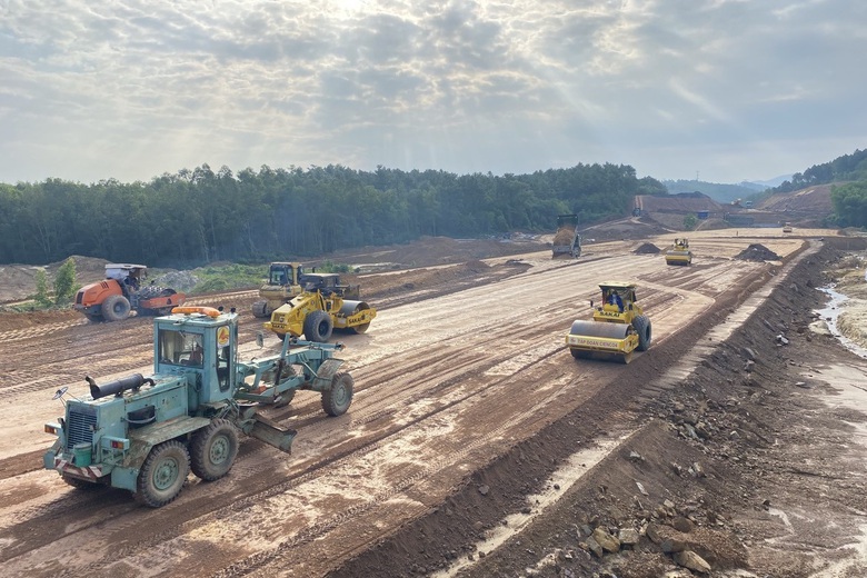 Sử dụng đất, đ&aacute; dư thừa đắp mở rộng nền đường cao tốc B&ugrave;ng - Vạn Ninh- Ảnh 1.