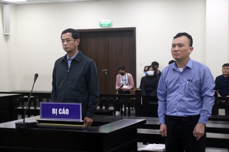 Cựu gi&aacute;m đốc CDC H&agrave; Nội khai g&igrave; về t&uacute;i qu&agrave; chứa 1,1 tỷ của Việt &Aacute;?- Ảnh 1.