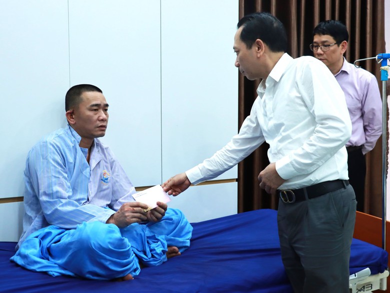 L&atilde;nh đạo tỉnh H&agrave; Giang thăm hỏi nạn nh&acirc;n vụ tai nạn tại Tuy&ecirc;n Quang- Ảnh 1.