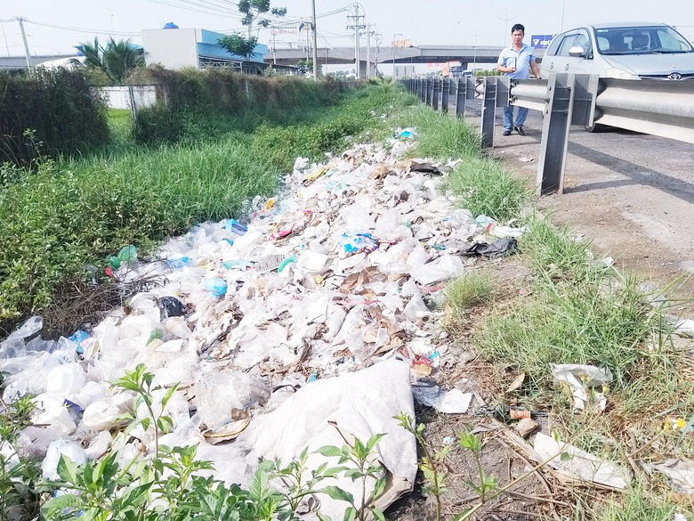 Nhức nhối xả r&aacute;c tr&ecirc;n cao tốc- Ảnh 1.