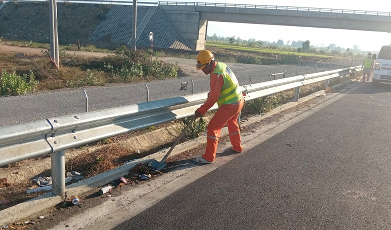 Nhức nhối xả r&aacute;c tr&ecirc;n cao tốc- Ảnh 2.