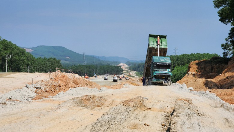 Bộ trưởng GTVT: Nỗ lực hơn nữa để hoàn thành cao tốc Quảng Ngãi - Hoài Nhơn trước 8 tháng- Ảnh 5. Bộ trưởng GTVT: Nỗ lực hơn nữa để hoàn thành cao tốc Quảng Ngãi - Hoài Nhơn trước 8 tháng- Ảnh 5.