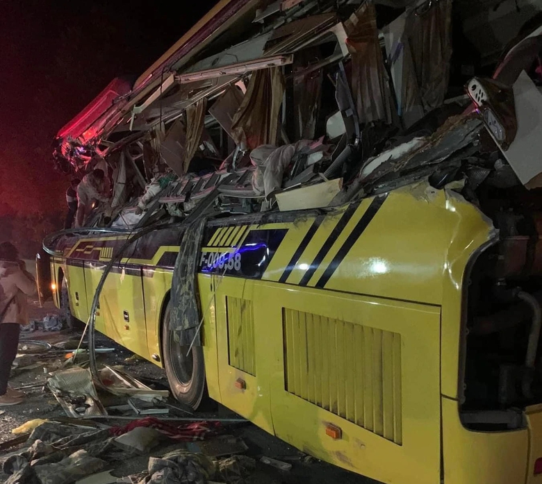 Cục CSGT x&aacute;c định nguy&ecirc;n nh&acirc;n vụ xe container va chạm xe kh&aacute;ch, 5 người tử vong- Ảnh 1.