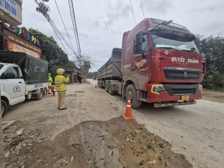 C&ocirc;ng an v&agrave;o cuộc vụ xe cơi th&agrave;nh th&ugrave;ng, chở qu&aacute; tải tại Lạng Sơn- Ảnh 2.