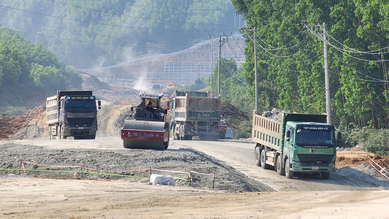 Bộ trưởng GTVT: Nỗ lực hơn nữa để hoàn thành cao tốc Quảng Ngãi - Hoài Nhơn trước 8 tháng- Ảnh 11. Bộ trưởng GTVT: Nỗ lực hơn nữa để hoàn thành cao tốc Quảng Ngãi - Hoài Nhơn trước 8 tháng- Ảnh 11.