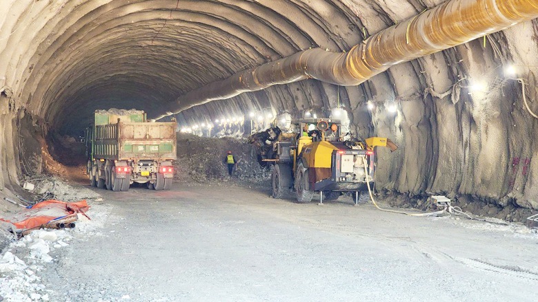 Bộ trưởng GTVT: Nỗ lực hơn nữa để hoàn thành cao tốc Quảng Ngãi - Hoài Nhơn trước 8 tháng- Ảnh 12. Bộ trưởng GTVT: Nỗ lực hơn nữa để hoàn thành cao tốc Quảng Ngãi - Hoài Nhơn trước 8 tháng- Ảnh 12.