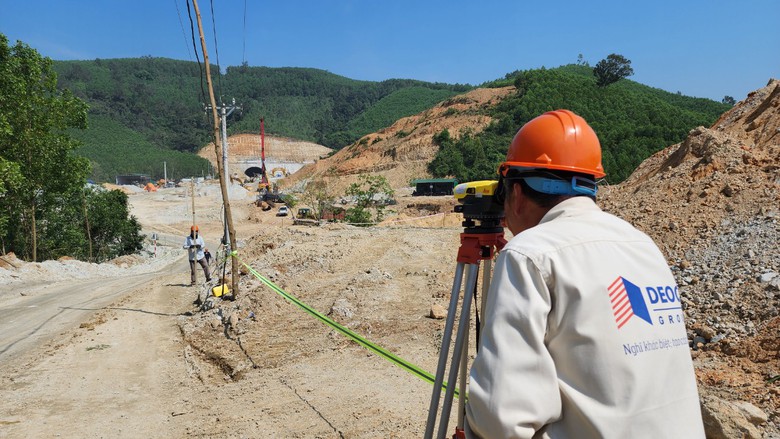 Bộ trưởng GTVT: Nỗ lực hơn nữa để hoàn thành cao tốc Quảng Ngãi - Hoài Nhơn trước 8 tháng- Ảnh 13. Bộ trưởng GTVT: Nỗ lực hơn nữa để hoàn thành cao tốc Quảng Ngãi - Hoài Nhơn trước 8 tháng- Ảnh 13.